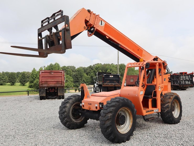 2010-jlg-8042-image-1