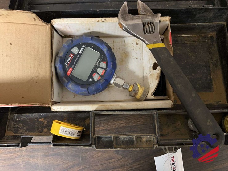 crystal-xp2i-digital-pressure-gauge-with-accessories-image-3