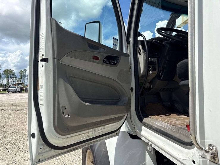 2020-peterbilt-567-image-33