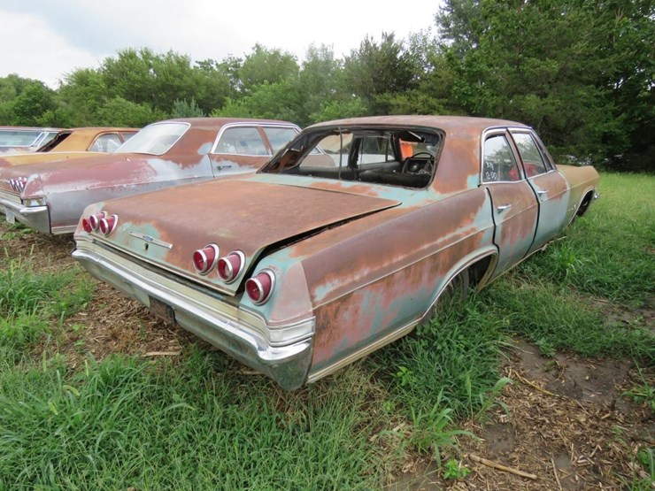 1965-chevrolet-impala-4dr-sedan-image-3