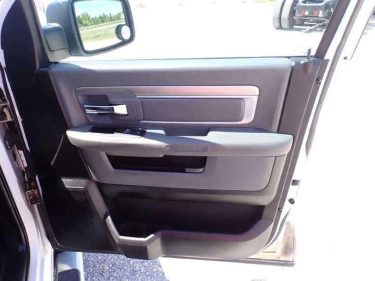 2016-dodge-1500-image-46
