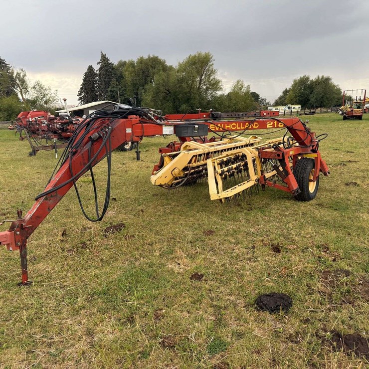 NEW HOLLAND 216