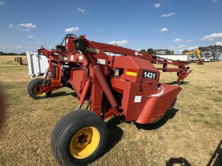 new-holand-1431-swather-image-7
