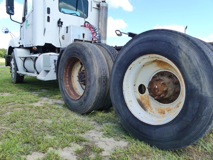 2007-freightliner-day-cab-image-7