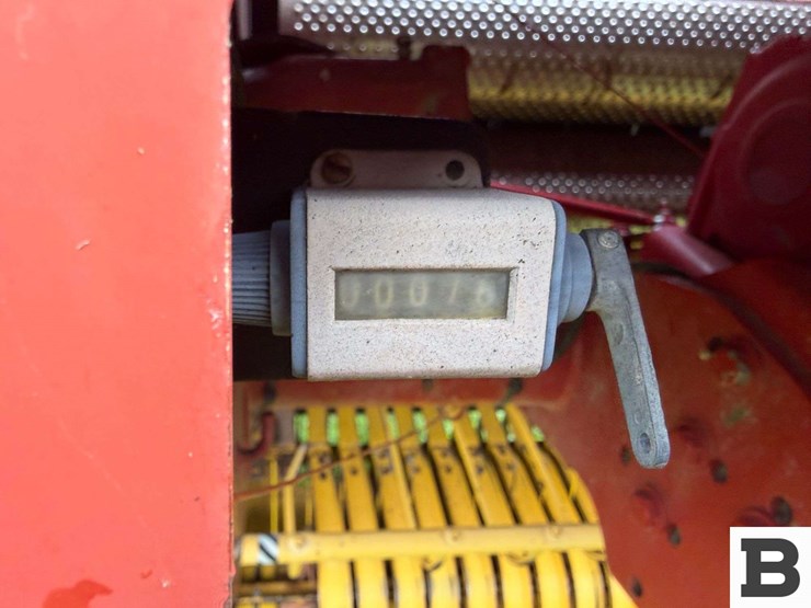 new-holland-br740a-image-26