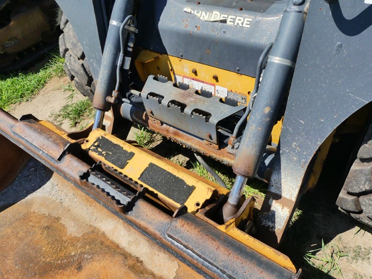 2024-deere-320g-image-11