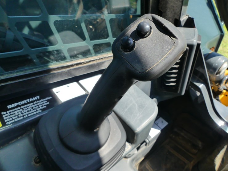 2024-deere-320g-image-16