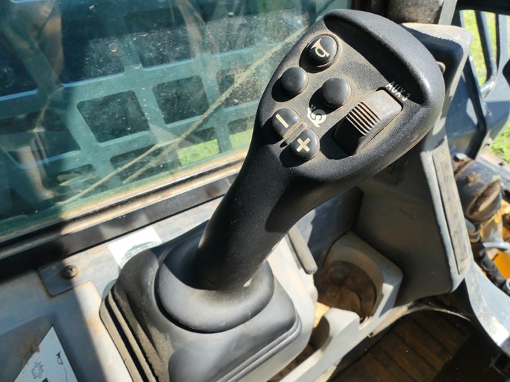 2024-deere-335p-image-15