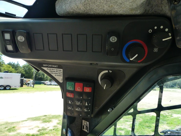 2024-deere-320g-image-16