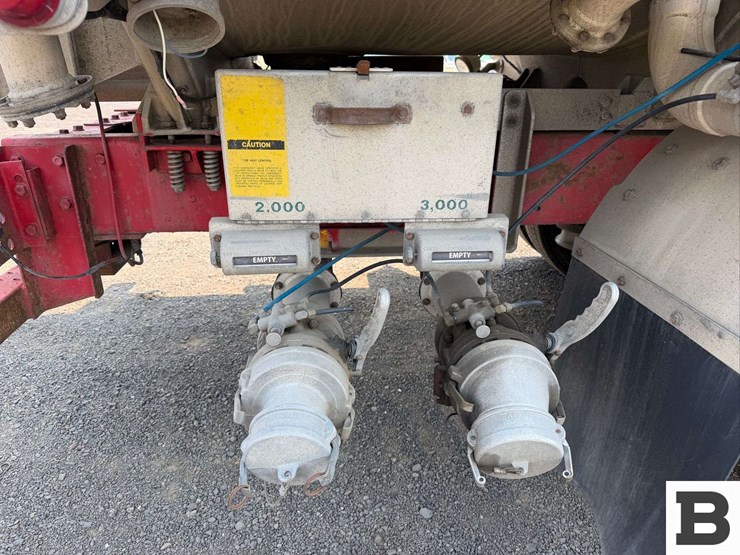 2001-freightliner-cst120-tank-truck-image-17