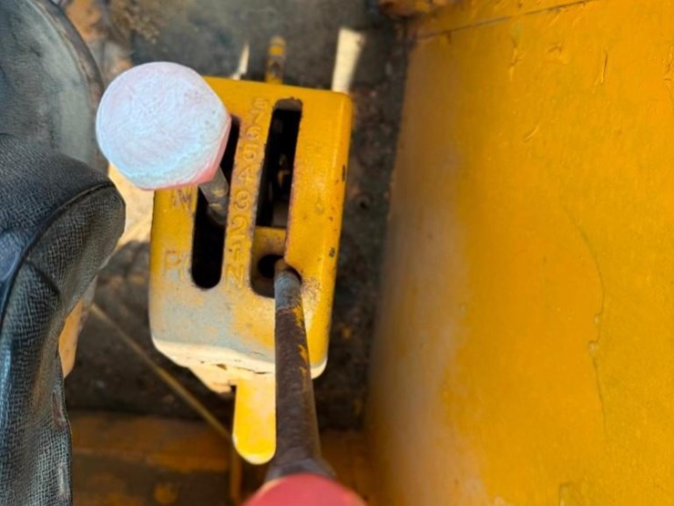 deere-570a-image-15