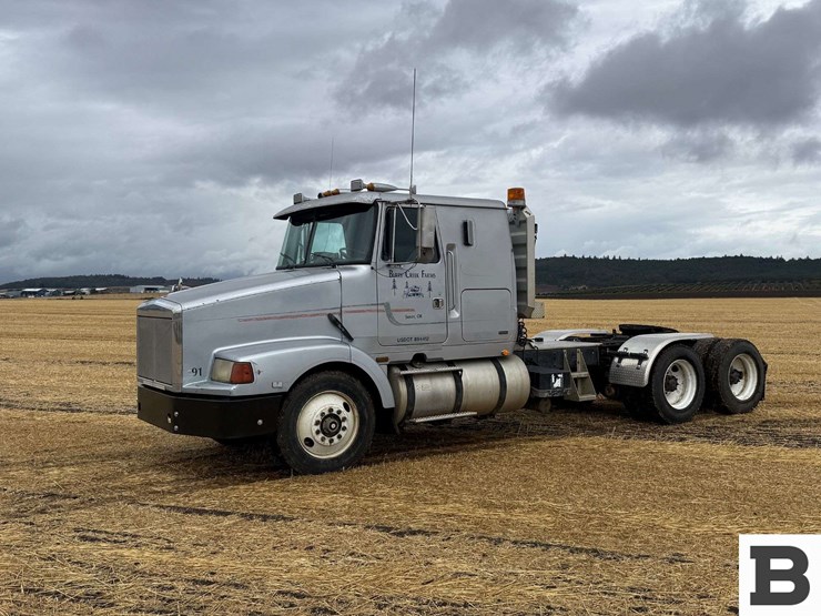 1991-volvo-gm-integral-sleeper-tractor-truck-image-1