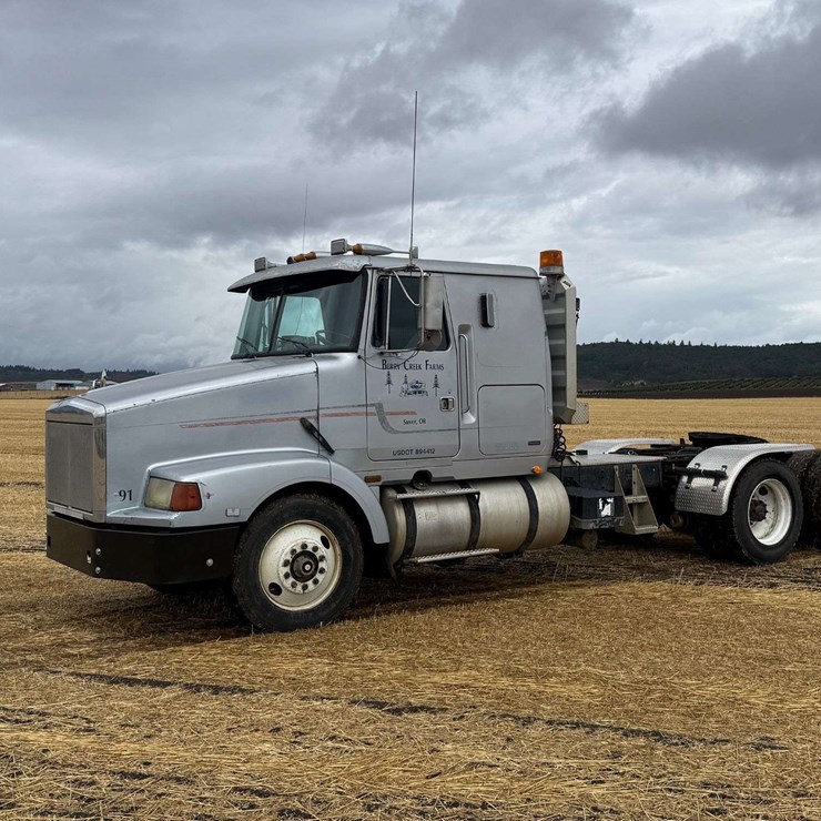 1991 Volvo GM Integral Sleeper Tractor Truck
