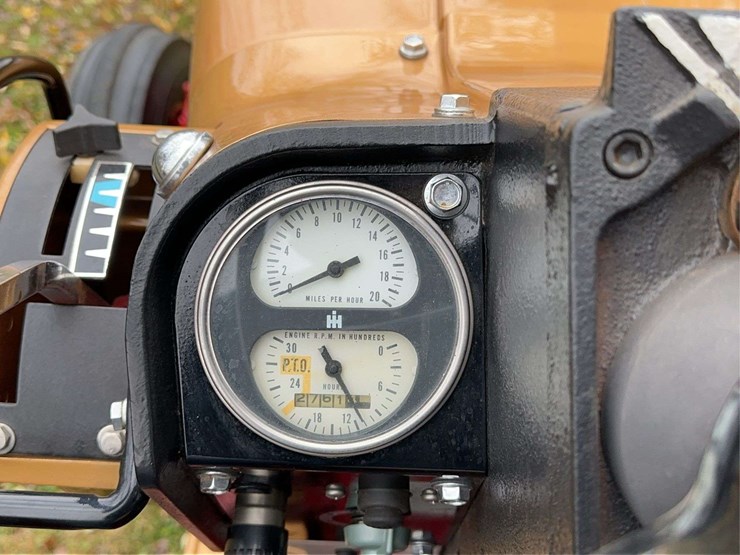 1970-1026-farmall-hydro-row-crop-golden-demonstrator-image-86