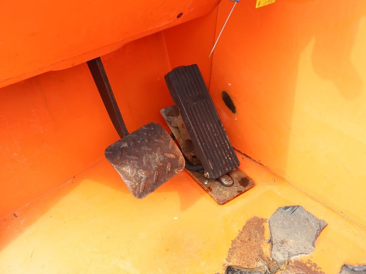 2010-jlg-8042-image-19