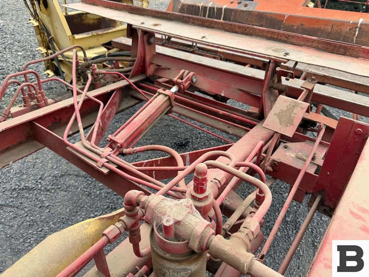 new-holland-1032-image-15