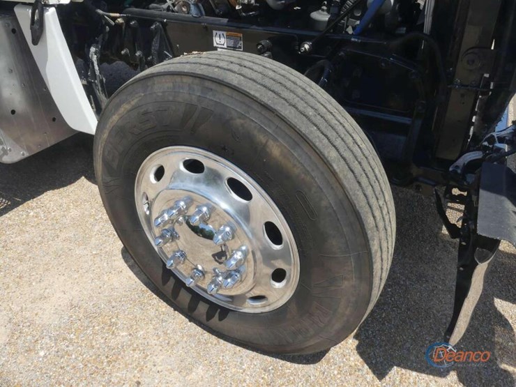 2017-peterbilt-389-image-12