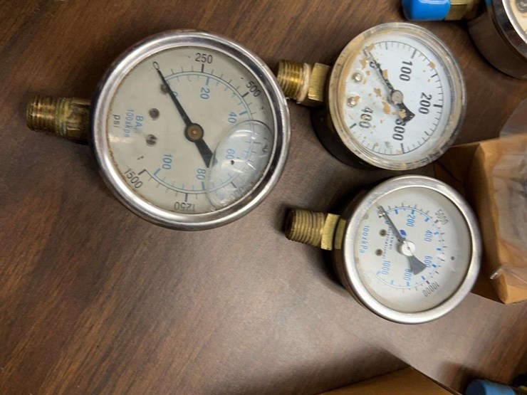 box-of-six-carbo-usa-llc-pressure-gauges-with-boxes-and-packaging-image-4