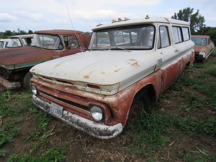 1965-chevrolet-suburban-image-8