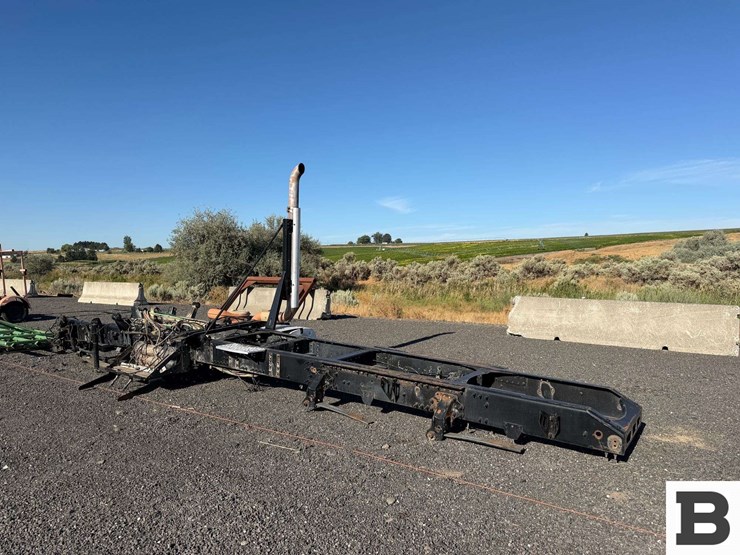 2013-volvo-vnl-truck-frame-image-2