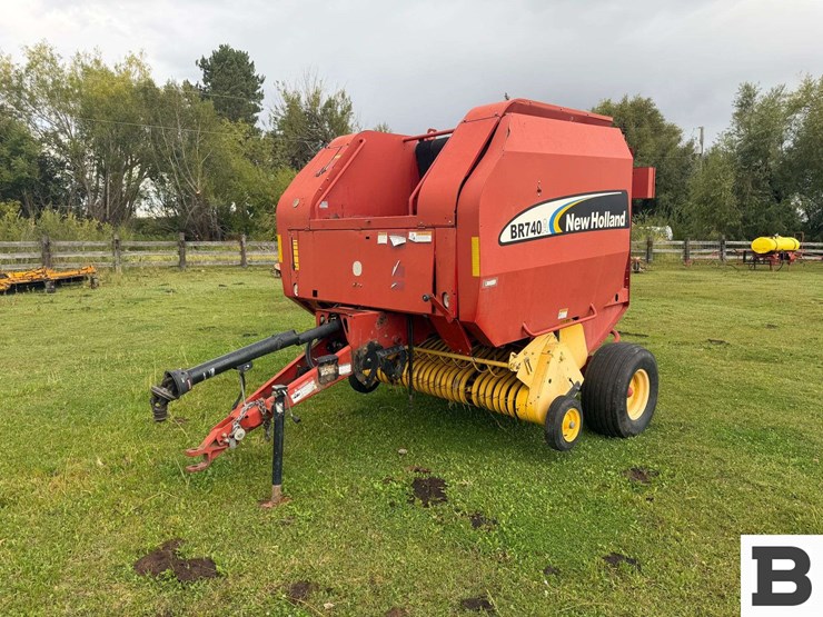 new-holland-br740a-image-1