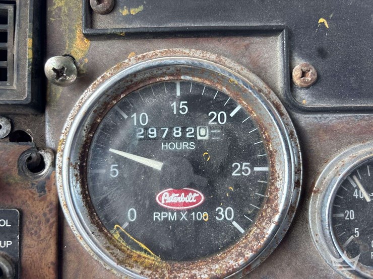 2006-peterbilt-335-image-17