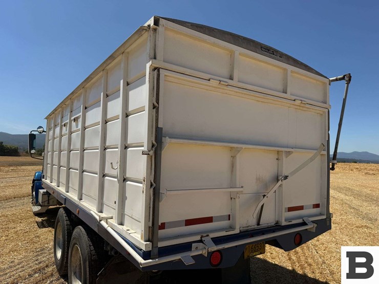 1997-freightliner-fl80-image-31