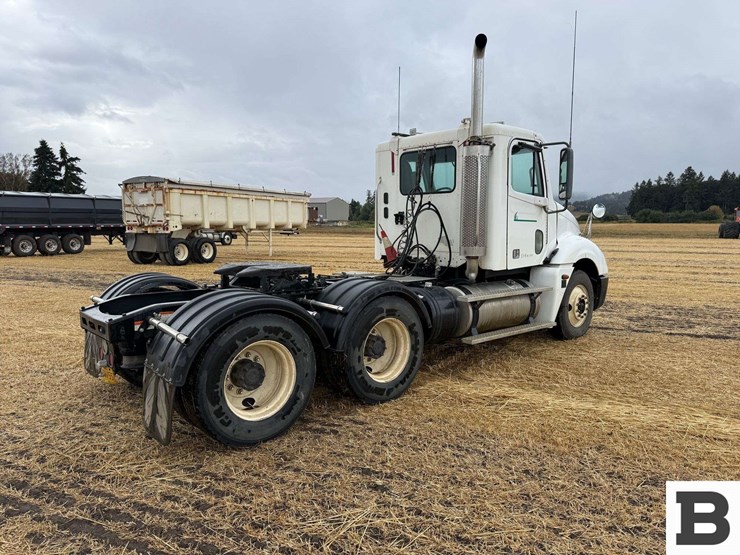 2005-freightliner-columbia-120-image-8