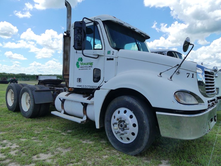 2007-freightliner-day-cab-image-2