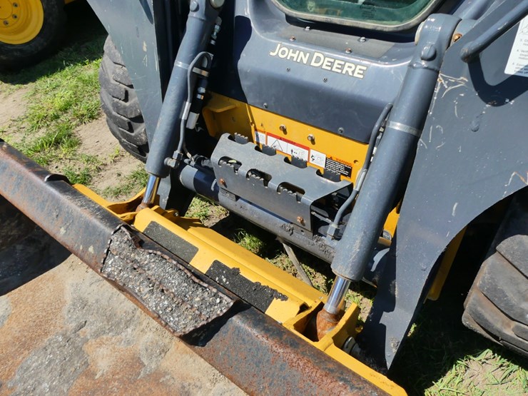 2024-deere-320g-image-11