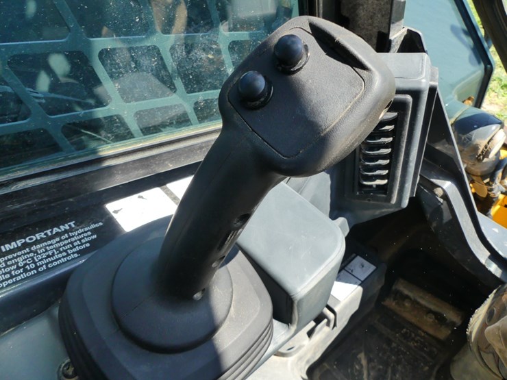 2024-deere-320g-image-16