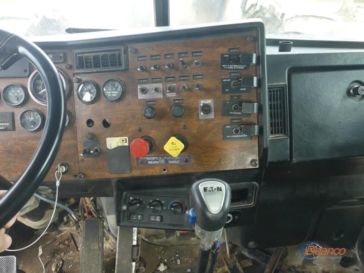 1999-peterbilt-379-image-17