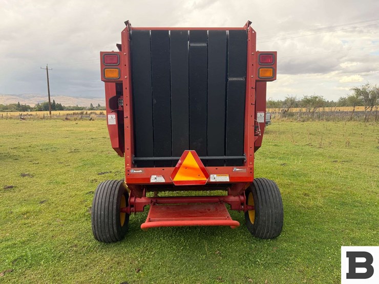 new-holland-br740a-image-4