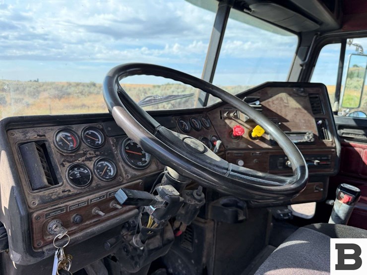 1996-freightliner-fld112-image-60