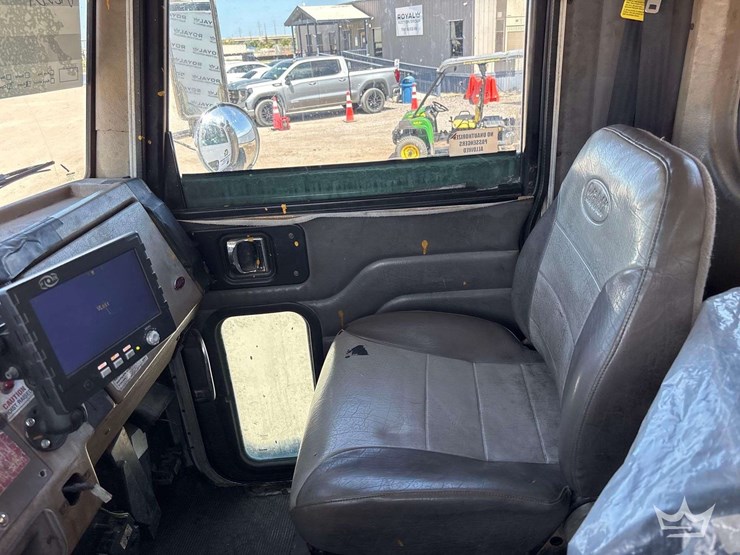 2006-peterbilt-335-image-23