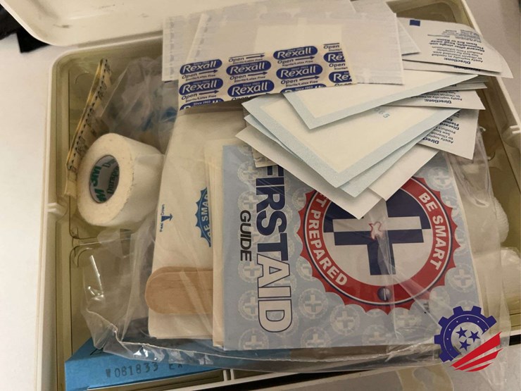 assorted-first-aid-supplies-with-saturix-alcohol-wipes-image-4
