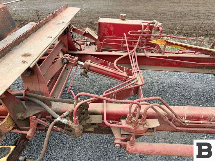 new-holland-1032-image-29
