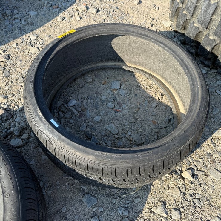 #2805 • (1) Nexen 225/35ZR20 Tire INV# 2805