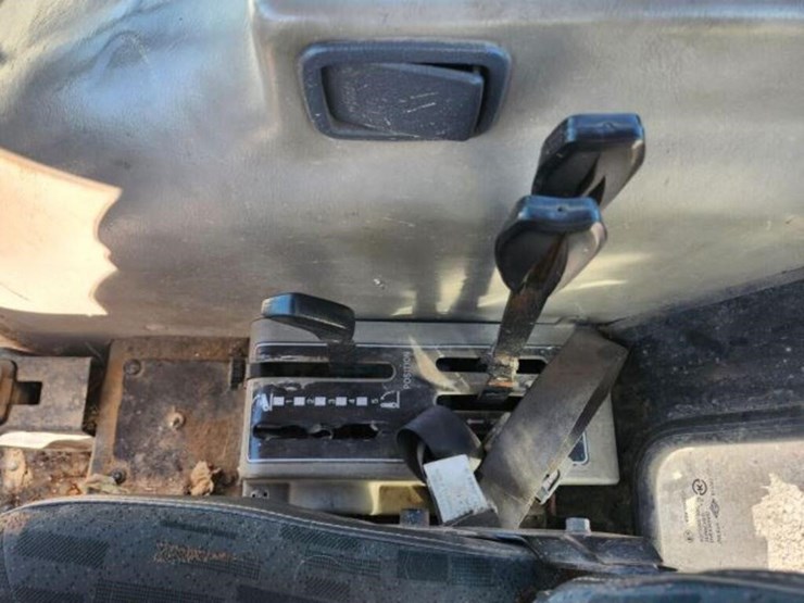 2013-mahindra-5010-hst-image-19