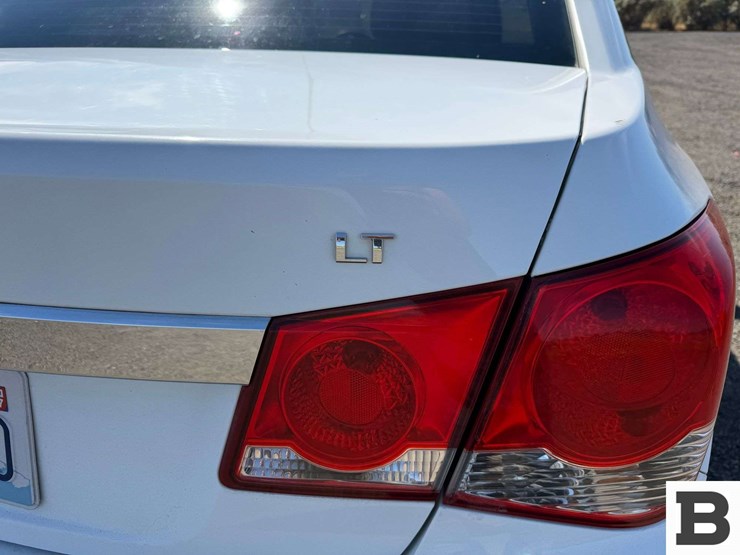 2012-chevrolet-cruze-sedan-image-16