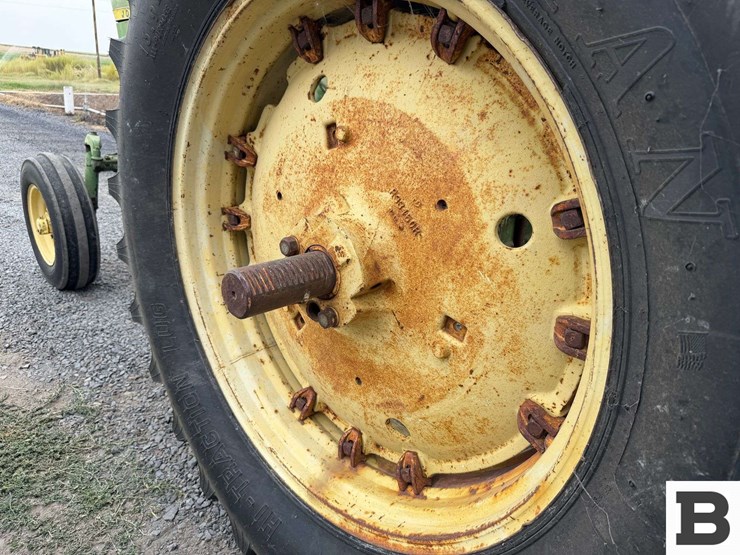 john-deere-3010-image-33