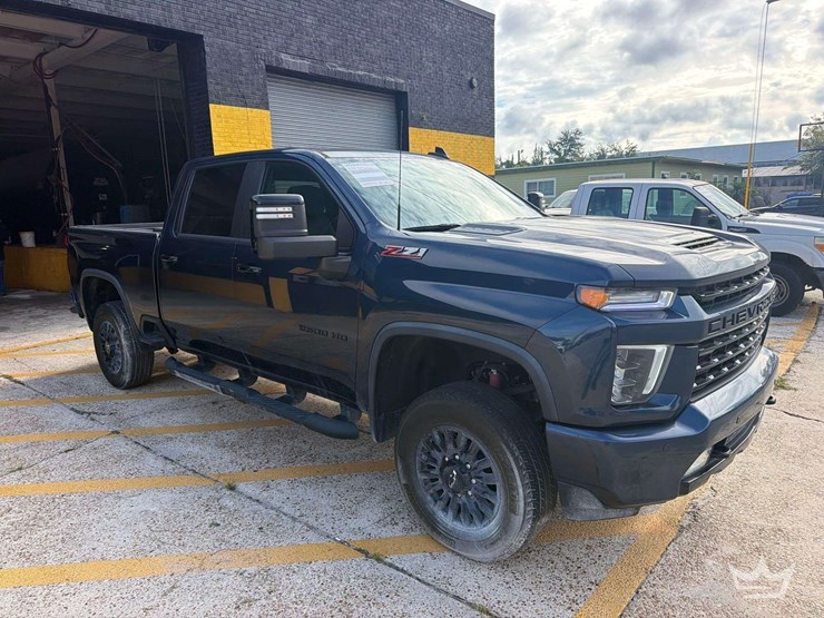 2021-chevrolet-silverado-2500-image-2