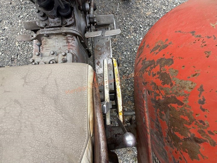 massey-ferguson-135-image-11