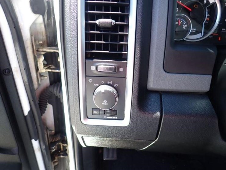 2016-dodge-1500-image-15