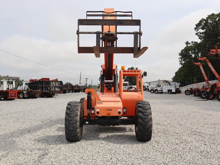 2010-jlg-8042-image-7