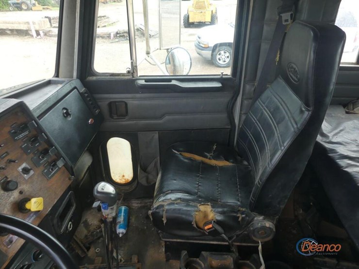 1999-peterbilt-379-image-15