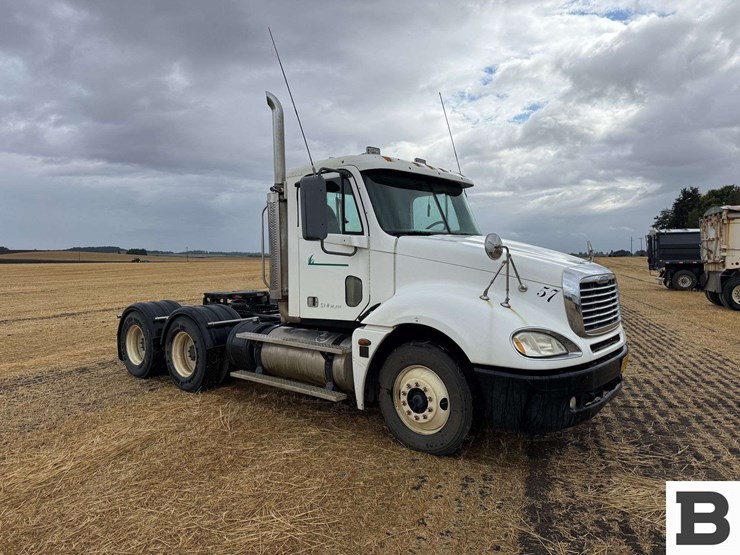 2005-freightliner-columbia-120-image-5