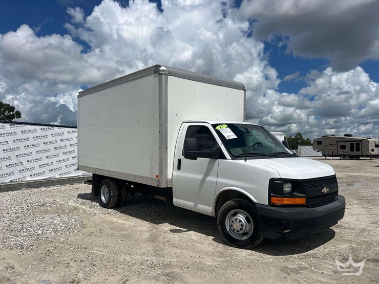 2017-chevrolet-express-3500-image-2