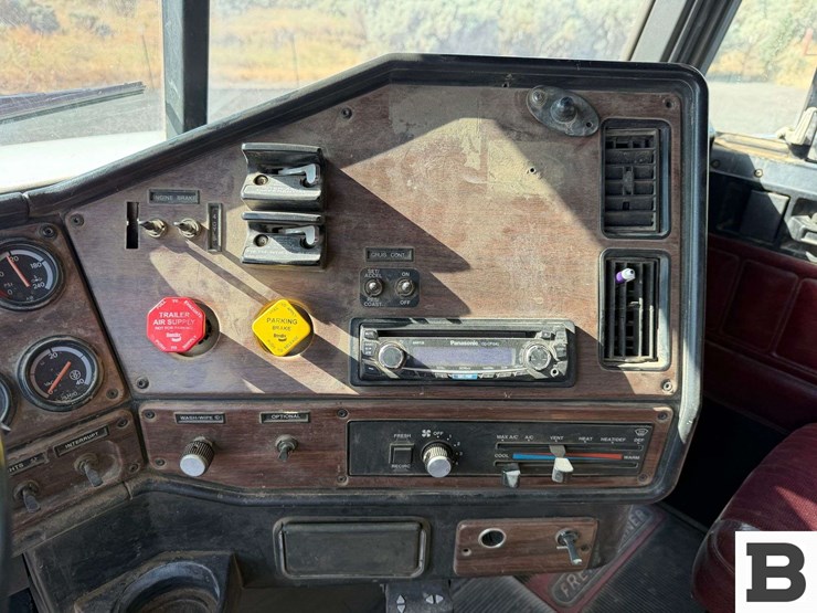 1996-freightliner-fld112-image-63