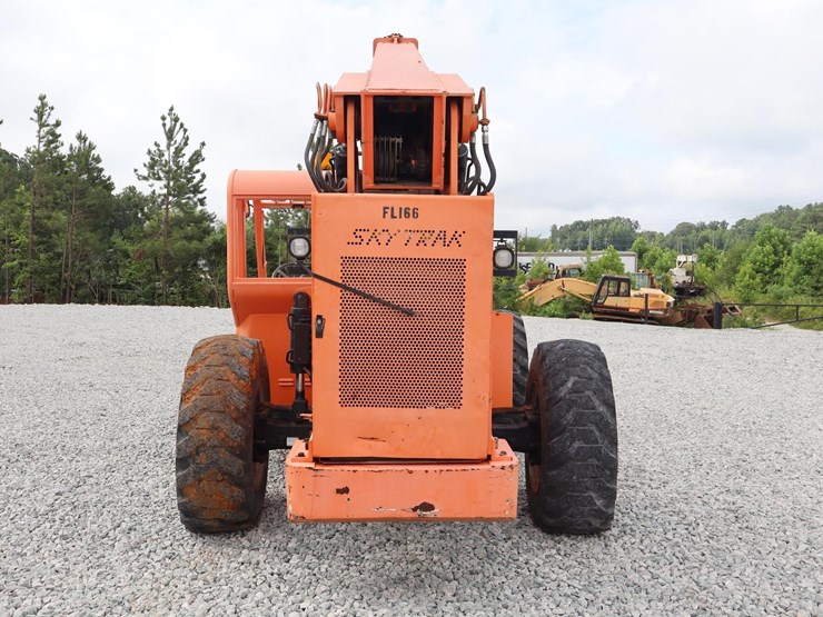 2010-jlg-8042-image-4